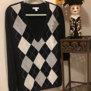 Classic V-neck sweater with shades of black, white and gray. Size Xl.